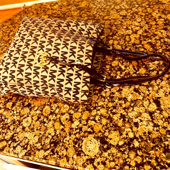 Gorgeous MICHAEL KORS Big Detailed Classy Tote Hand Bag . - Picture 5 of 9